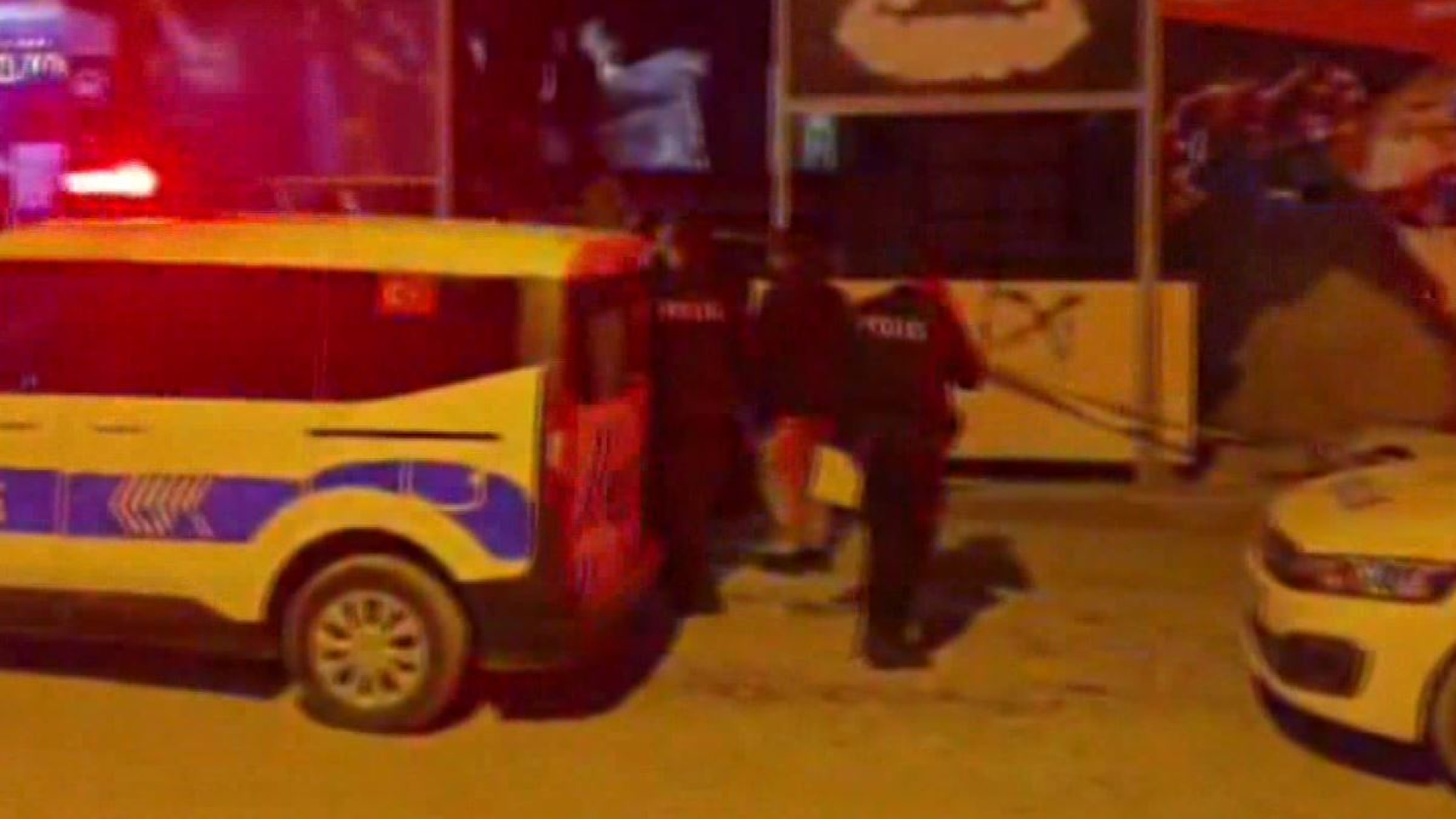 Alkol alırken tartıştıkları adamı arkadaşıyla birlikte başına taşla vurarak öldürmüş