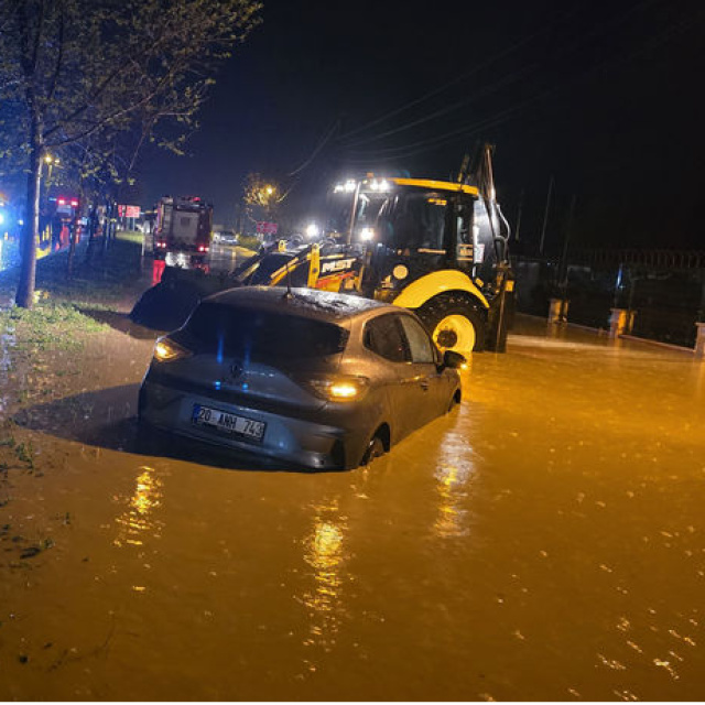 Manisa’da araçlar yolda mahsur kaldı