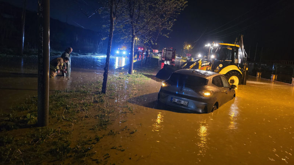Manisa'da araçlar yolda mahsur kaldı