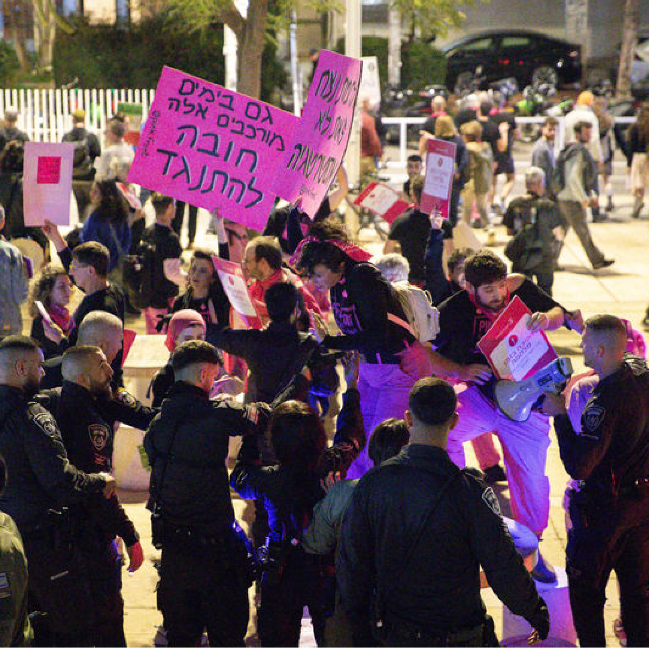 Tel Aviv'de savaş karşıtı protestoya polis müdahalesi!