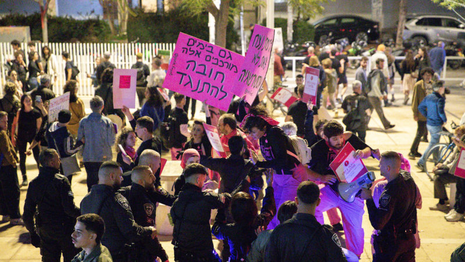 İsrail polisi Tel Aviv'de savaş karşıtı protestoya müdahale etti! | Dış Haberler