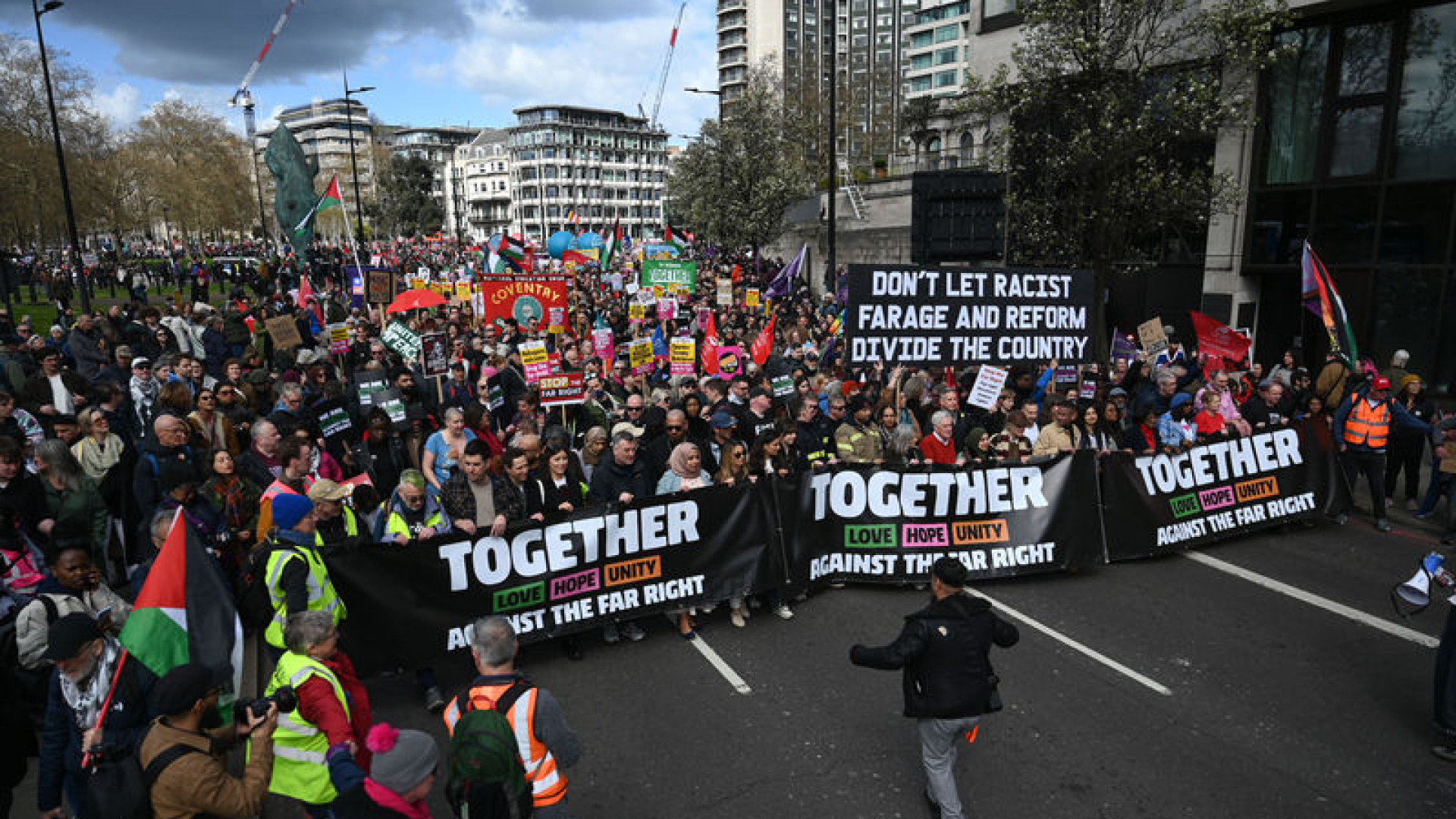 Yüz binlerce kişi katıldı: Londra'da aşırı sağa karşı şimdiye kadarki en büyük gösteri! | Dış Haberler