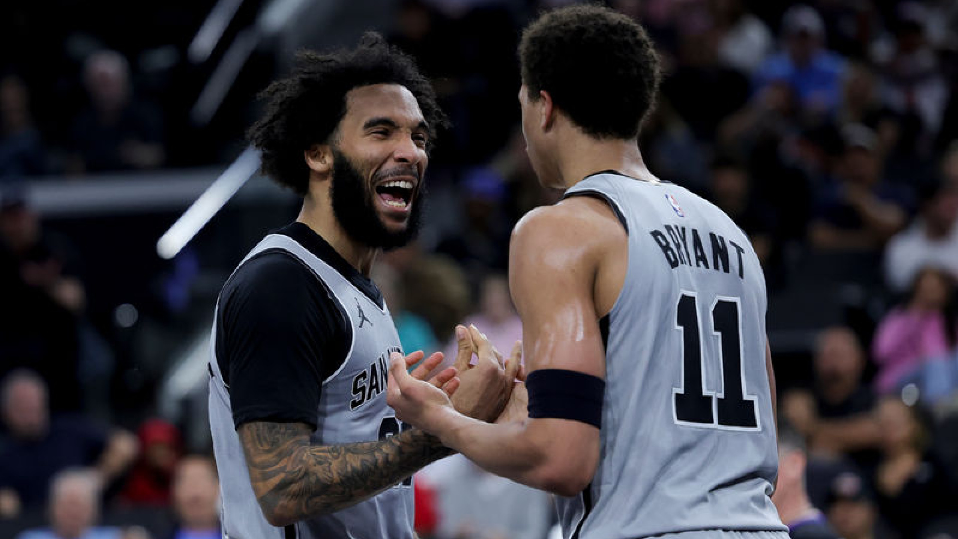 NBA'de Spurs, Bucks'ı Farklı Yenerek Üst Üste 8. Galibiyetini Aldı!