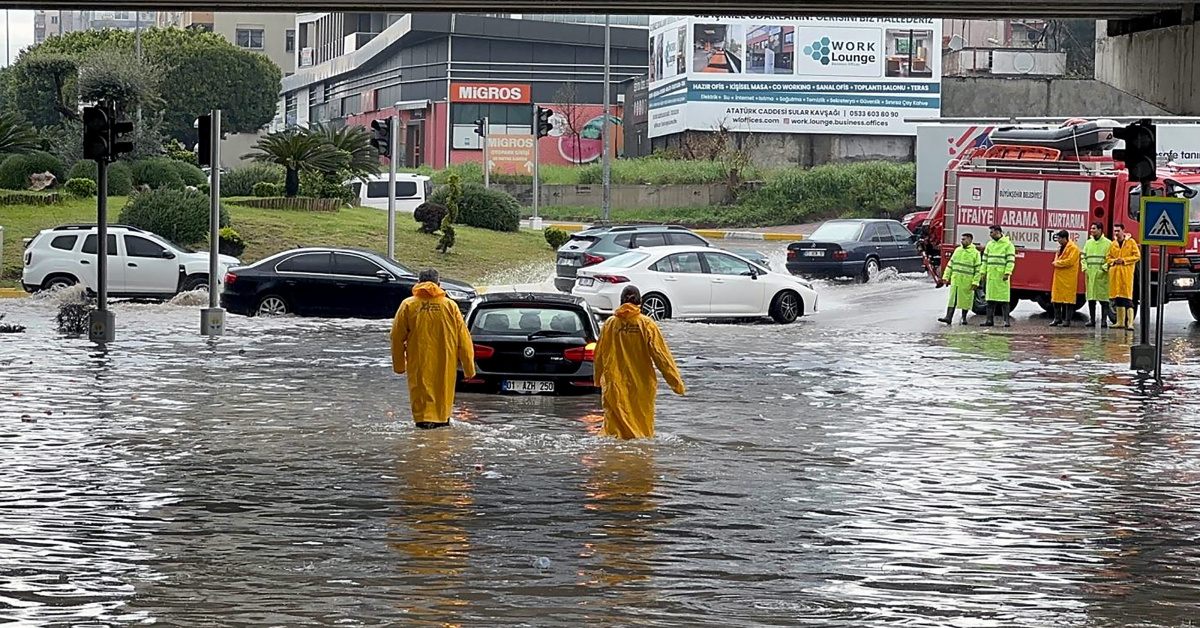 Adana'dasağanak yağış! Trafiğe olumsuz etki