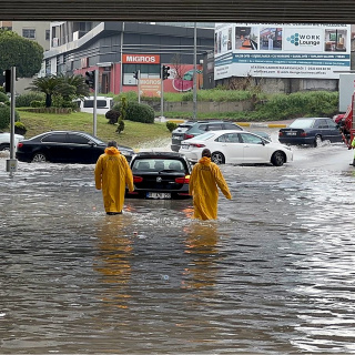 Adana'da sağanak esareti!
