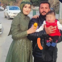 Annesini darp ederken araya giren karısını öldürdü!