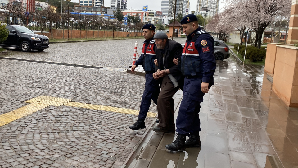 Oğlunu av tüfeğiyle öldürdü!