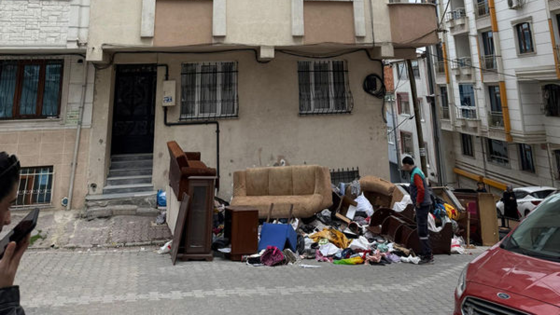 "Evimde dul kadın istemiyorum" dedi, eşyaları sokağa attı! | Son dakika haberleri