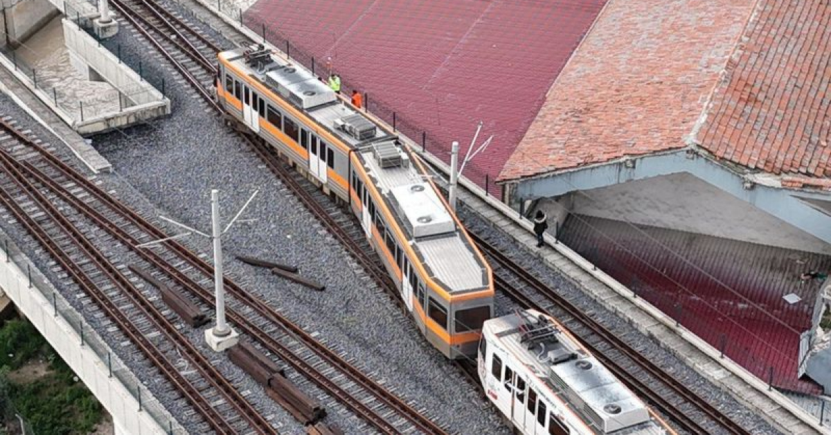 Adana'datren raydan çıktı veyolcular tahliye edildi