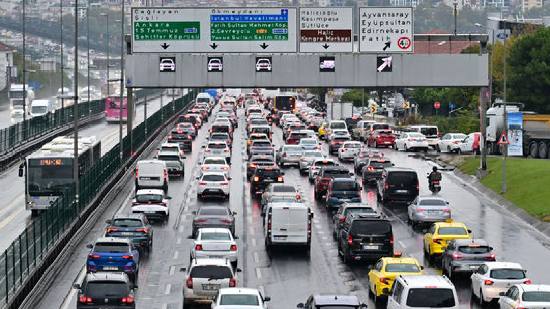 İstanbul'da Pazartesi Yağmuruyla Trafik Felç Oldu: Yoğunluk Yüzde 81'e Ulaştı