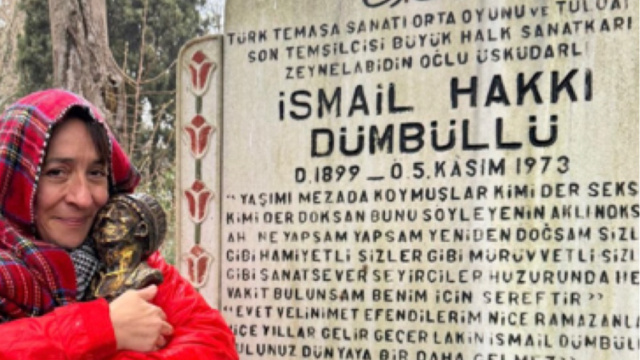Ödülüyle mezarını ziyaret etti