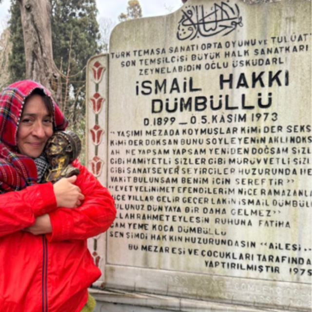 Ödülüyle mezarını ziyaret etti