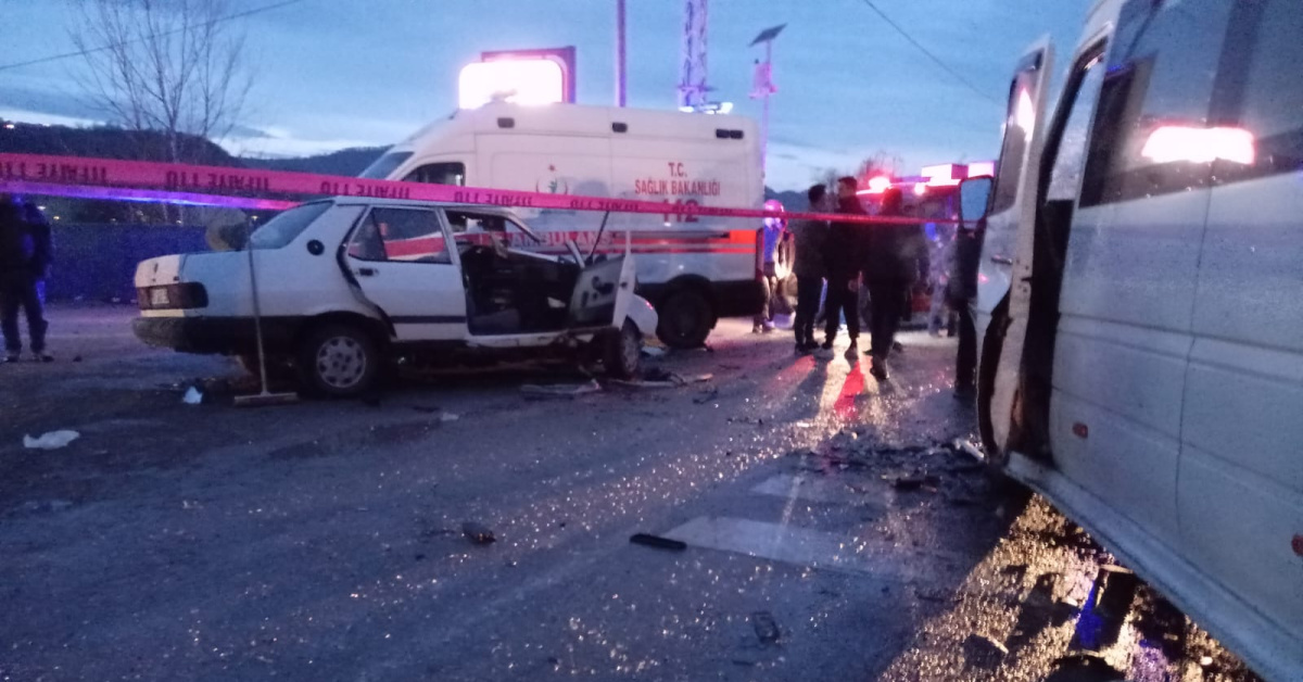 Zonguldak Ereğli’deişçi minibüsüyle otomobil çarpışması