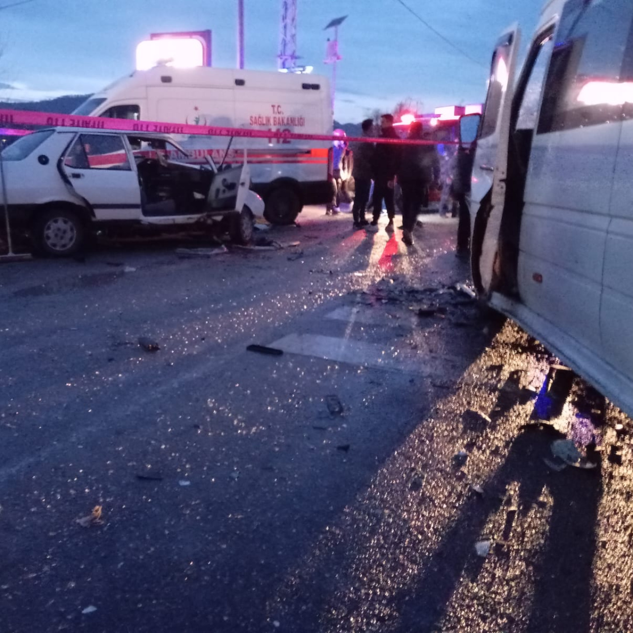 Minibüs ile otomobilin çarpıştığı kazada can verdi