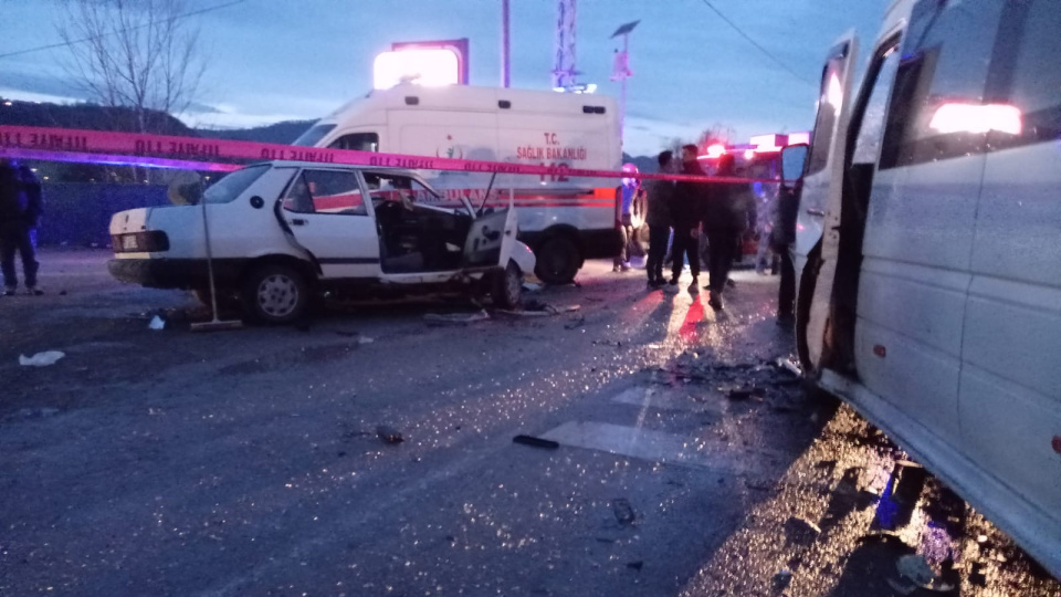 Minibüs ile otomobilin çarpıştığı kazada can verdi
