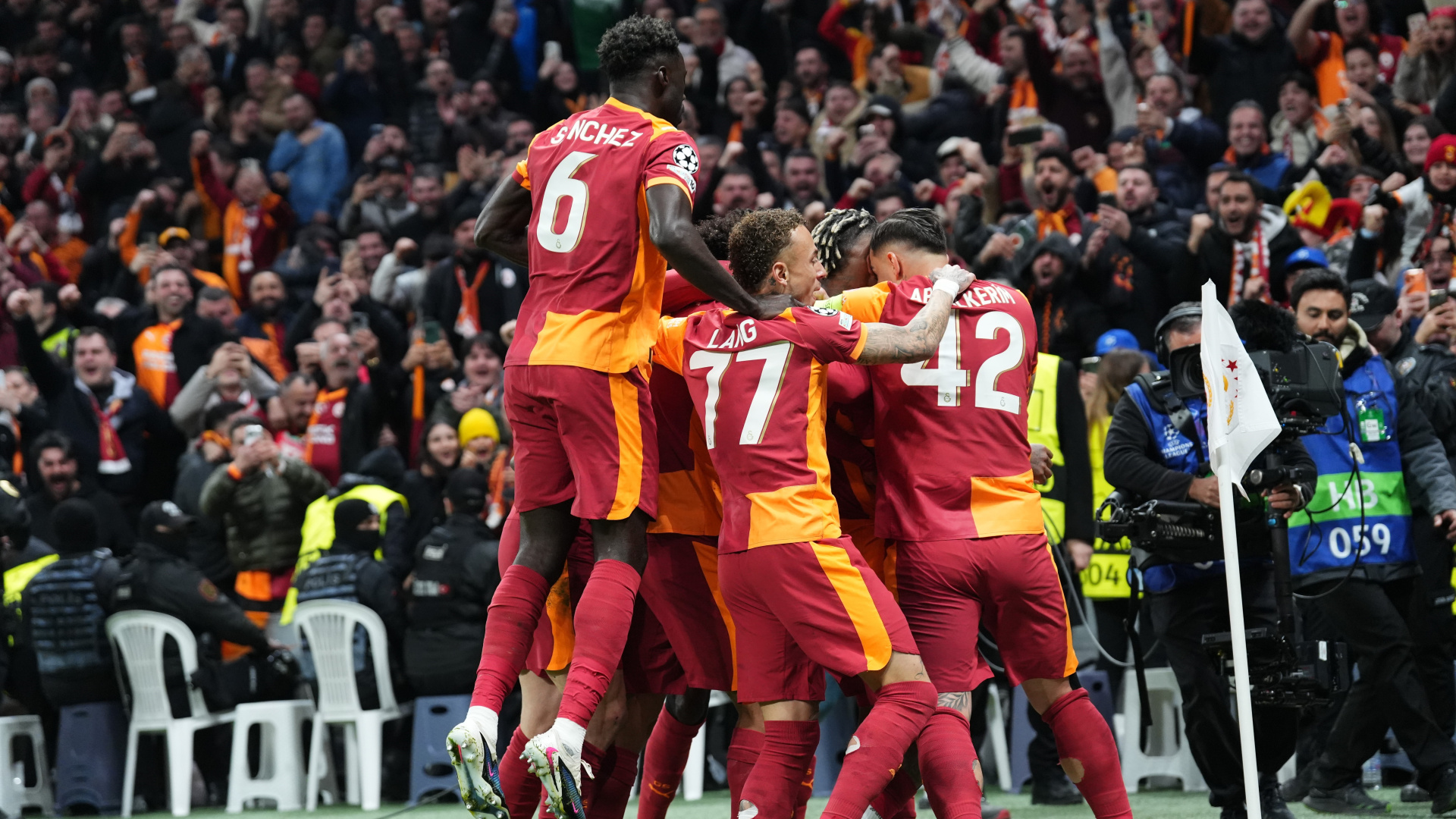 Sahada kupa, kasada rekor: Galatasaray "GS Kafe" ile Türkiye’ye yayılıyor! - Galatasaray Haberleri