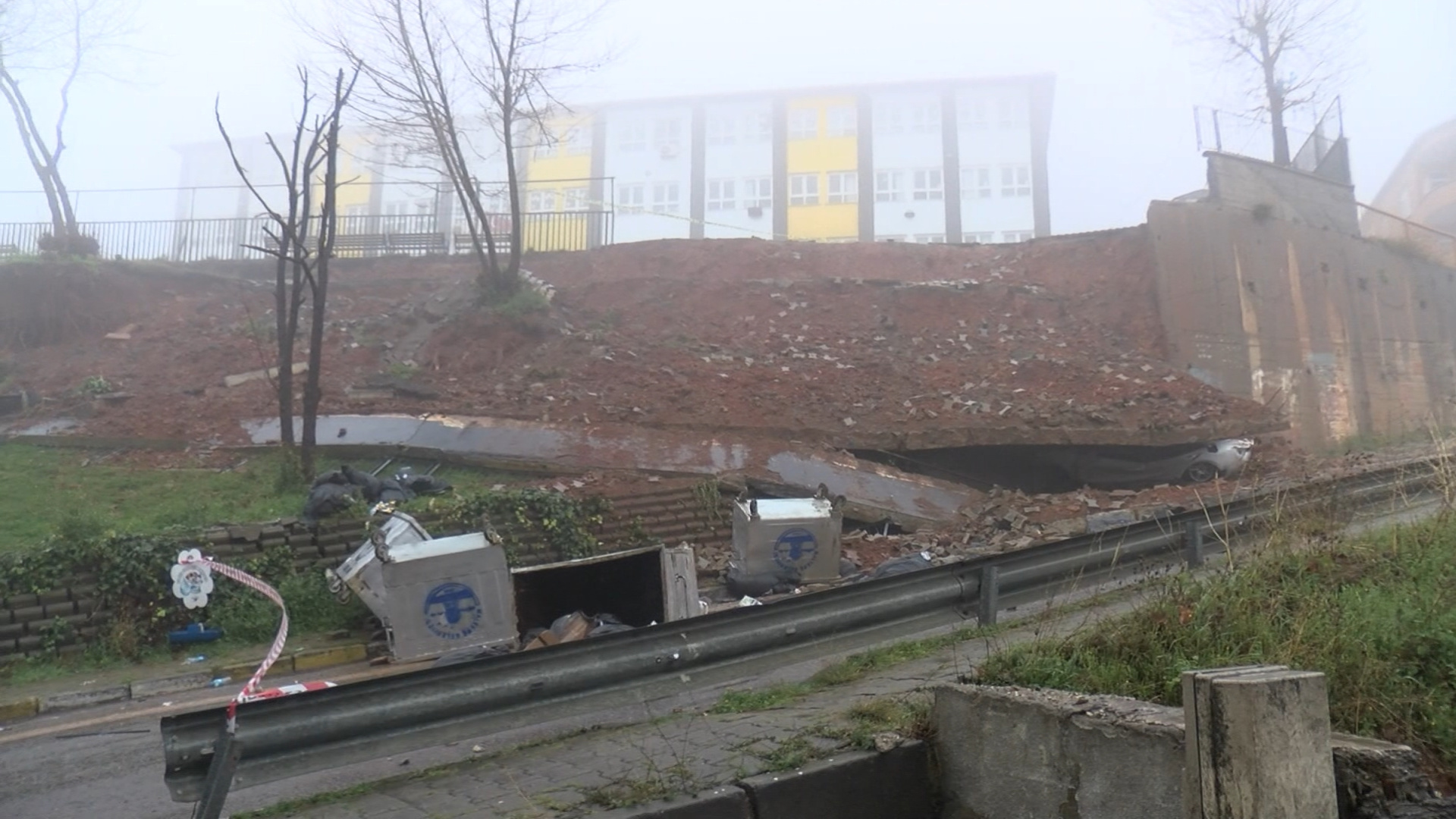 İstanbul Maltepe'de Ortaokul İstinat Duvarı Çöktü, Araç Enkaz Altında Kaldı