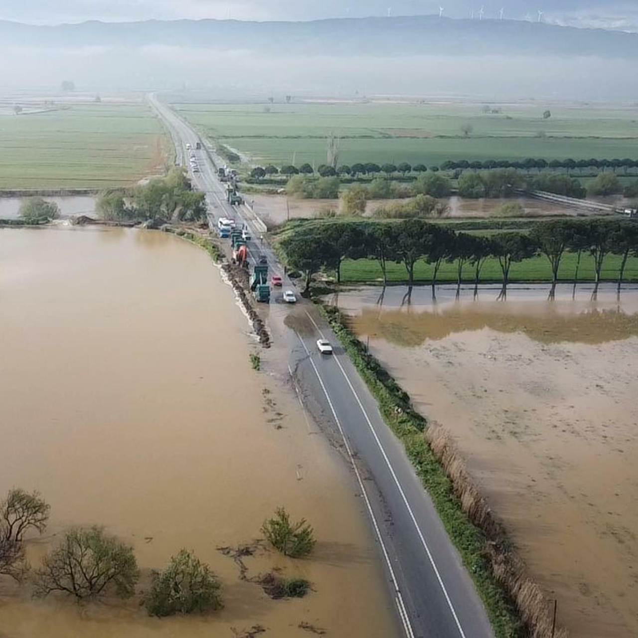 Menderes taştı, araziler sular altında