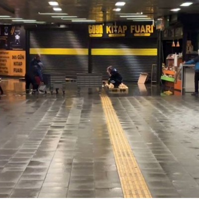 Metro alt geçidini su bastı