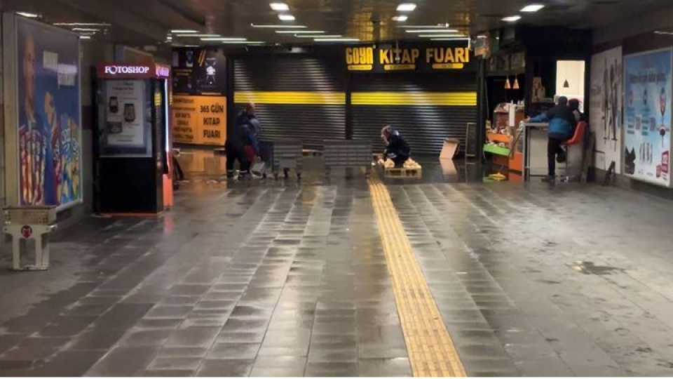 Metro alt geçidini su bastı