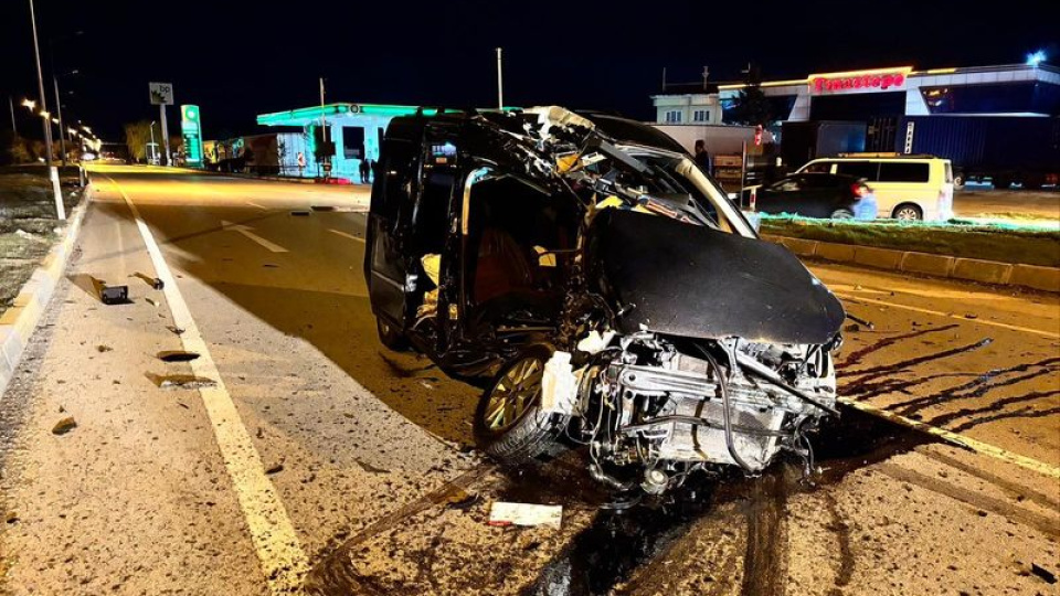 TIR otomobile çarptı: 1 ölü, 1 yaralı