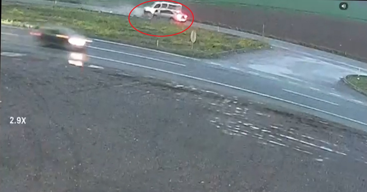 Diyarbakır'daotomobil-hafif ticari kazası: 1 ağır yaralı