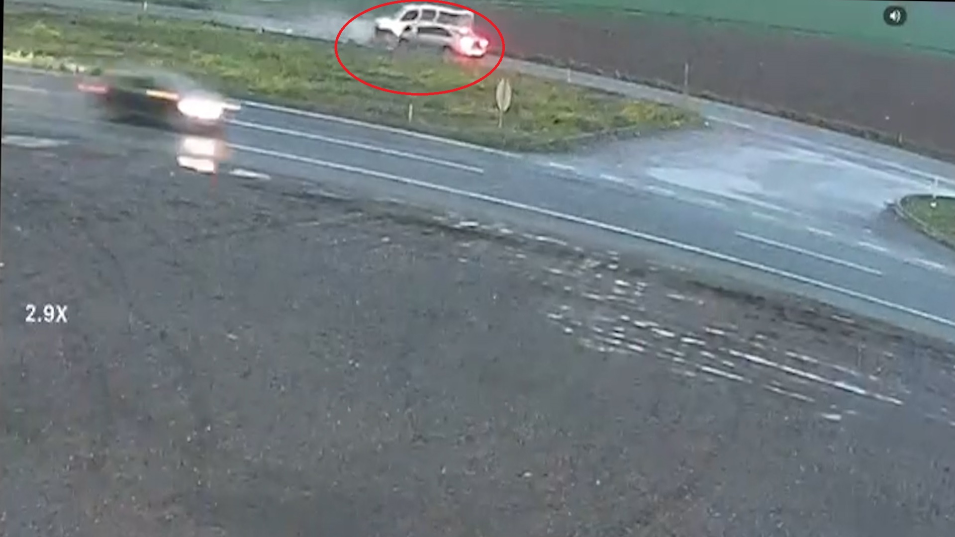 Otomobil ile hafif ticari aracın çarpıştığı kaza kamerada: 1'i ağır 4 yaralı