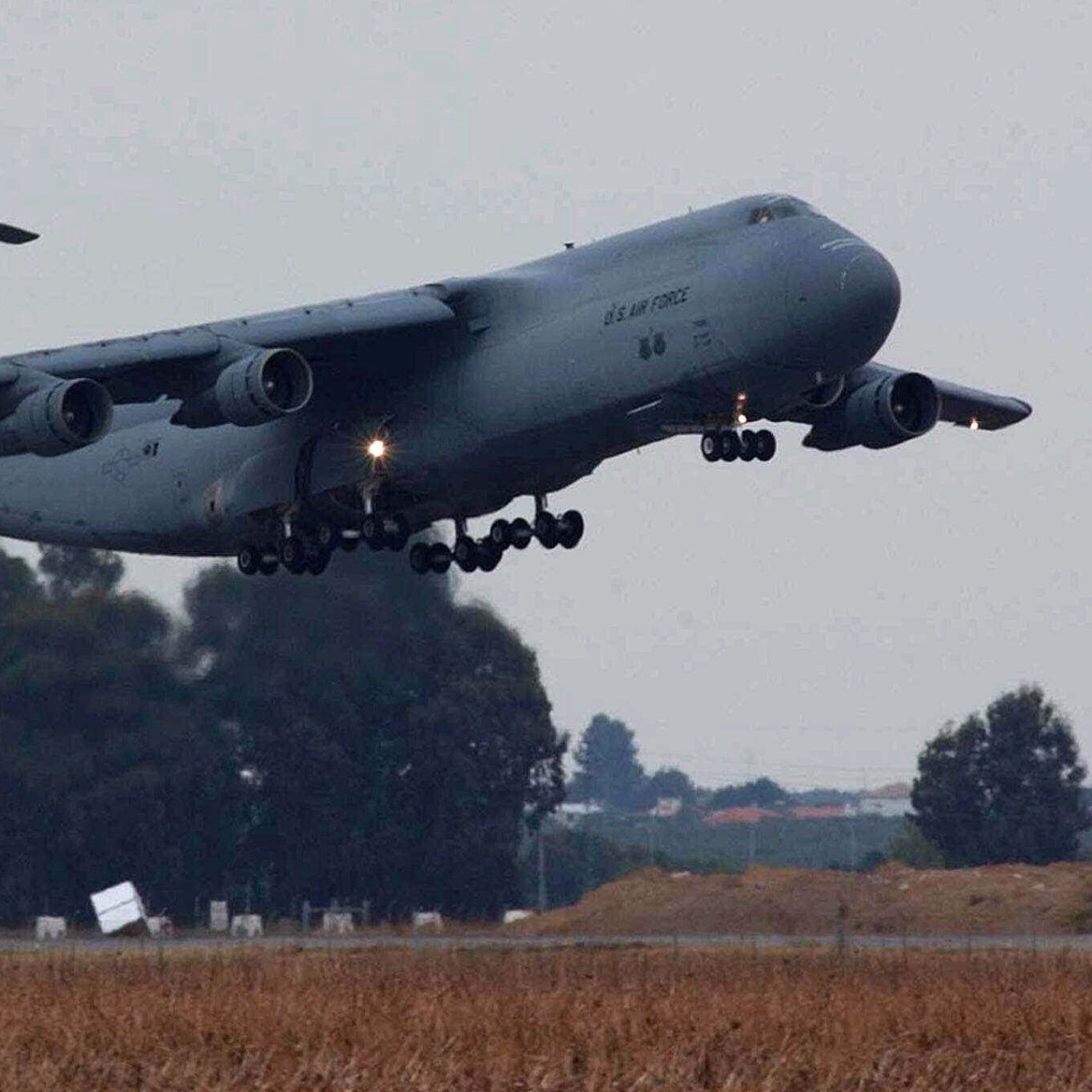 İspanya ABD uçaklarına hava sahasını kapattı