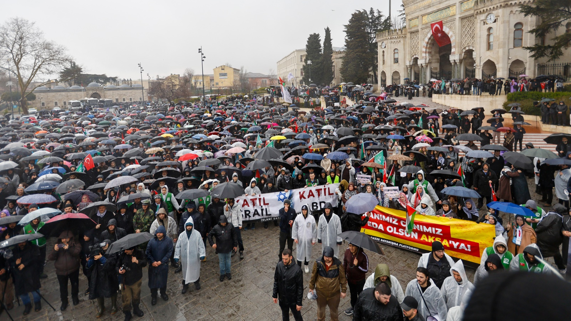 İstanbul'da İsrail ve ABD'ye Karşı Büyük Protesto Yürüyüşü Düzenlendi