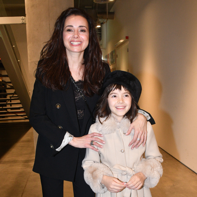 Galada kızı eşlik etti