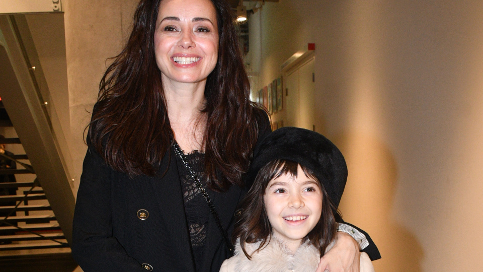 Galada kızı eşlik etti