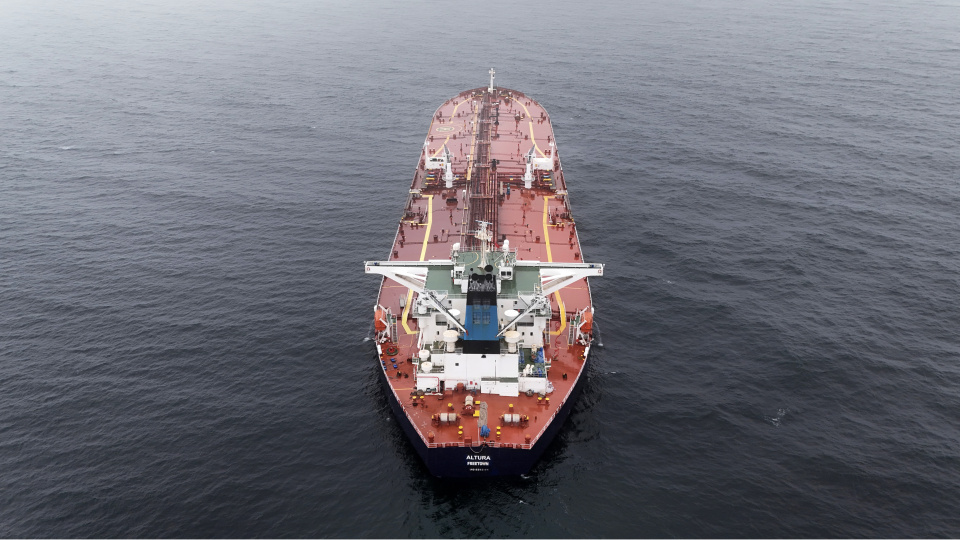 Karadeniz'de vurulan gemi görüntülendi