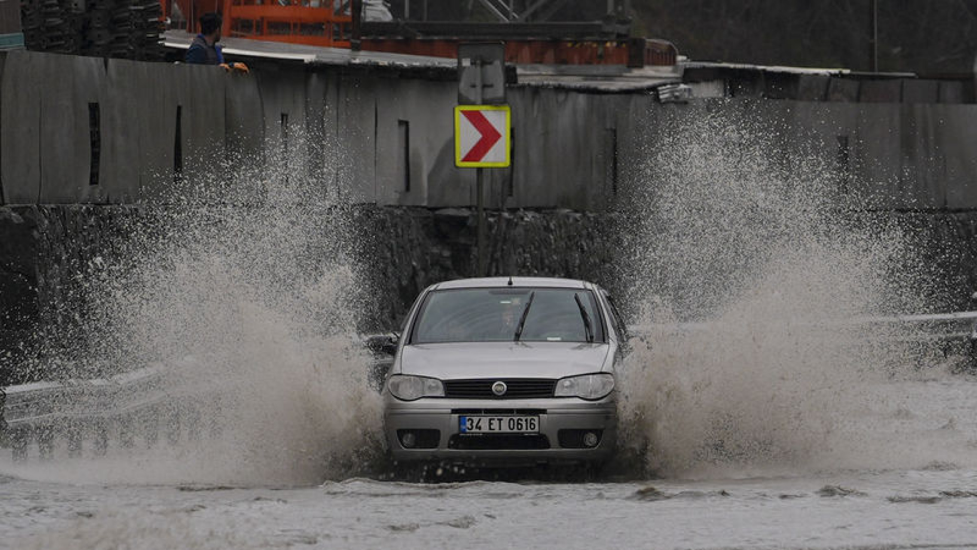 İstanbul’da sağanak! Araçlar ilerleyemedi, iş yerlerini su bastı | Son dakika haberleri
