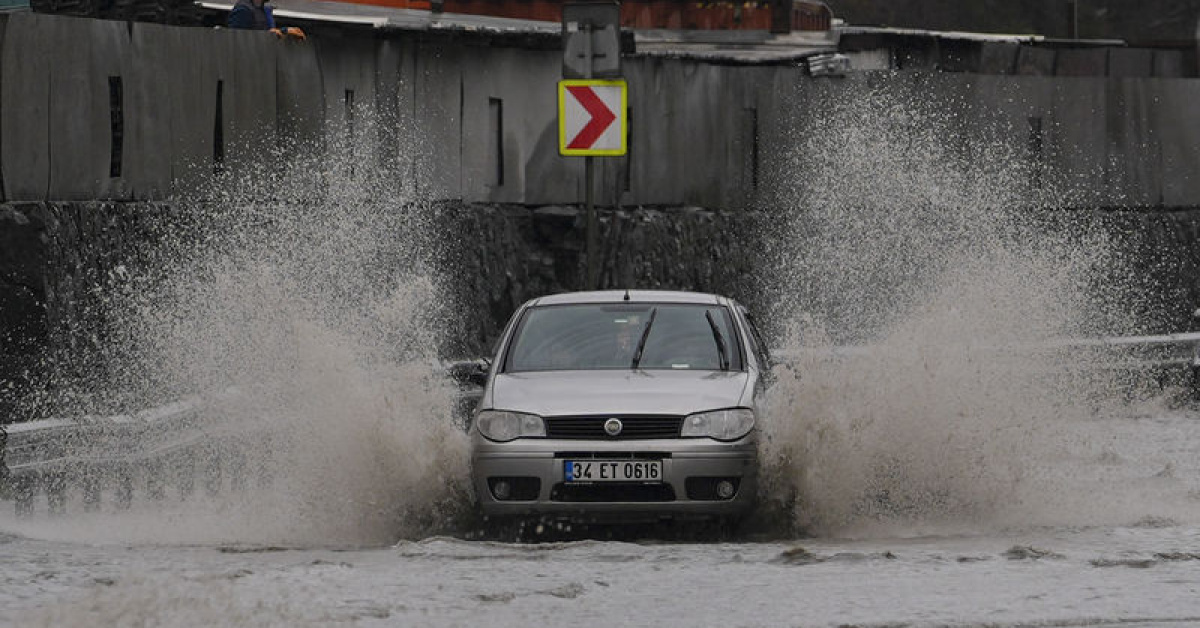 İstanbul'da Sağanak Yağış! Trafik ve İşyeri Durumları