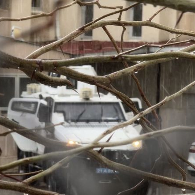 Eşini öldürdü, kuzenini yaraladı