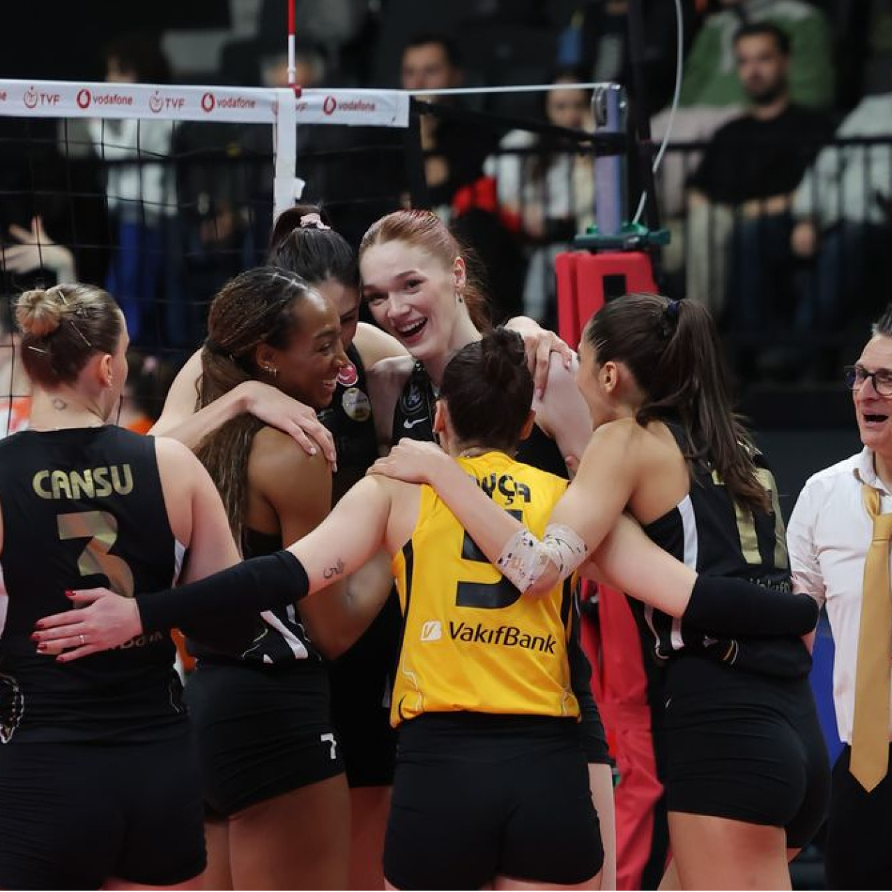 VakıfBank, seride 1-0 öne geçti!