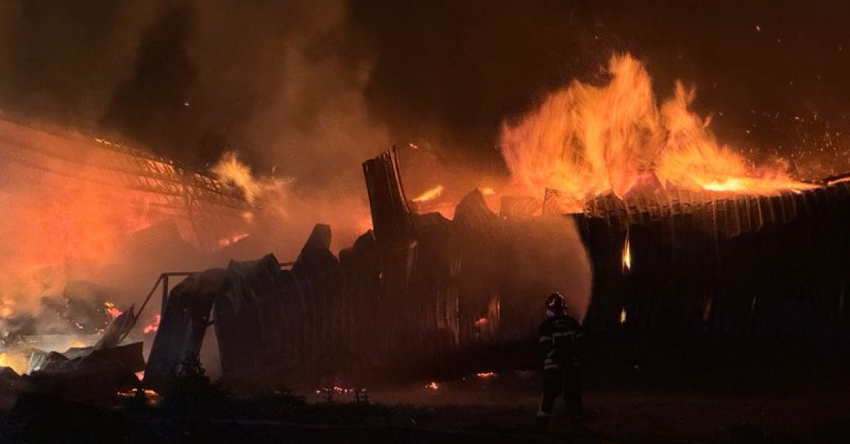 Osmaniye'de Kağıt Fabrikasında Yangın