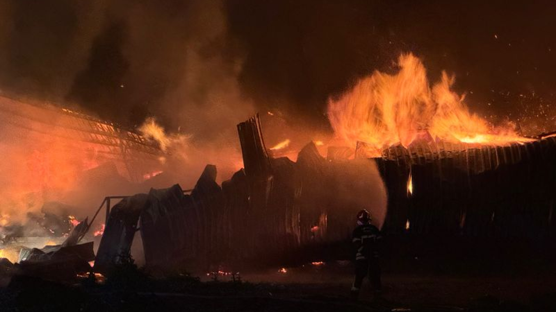 Osmaniye'de kağıt fabrikasında yangın