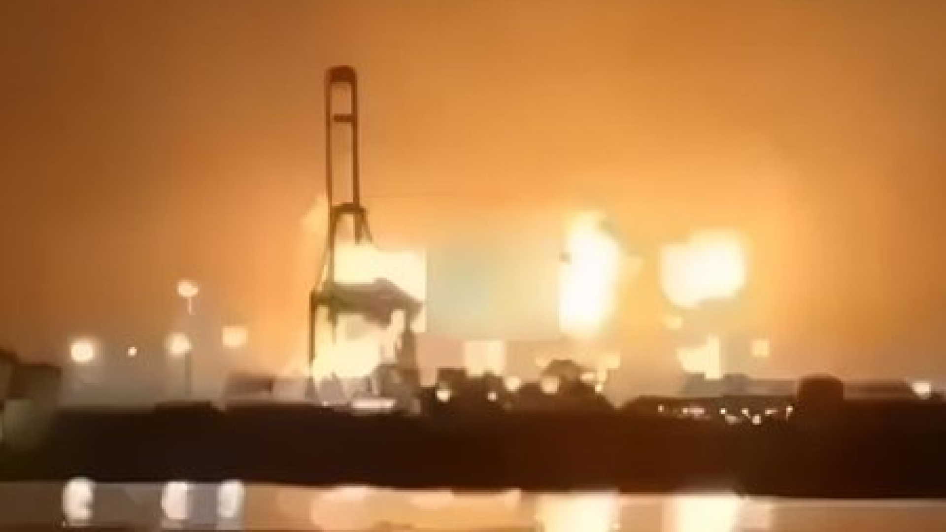 Basra Körfezi'nde Petrol Tankerine Mermi İsabet Etti, Yangın Çıktı