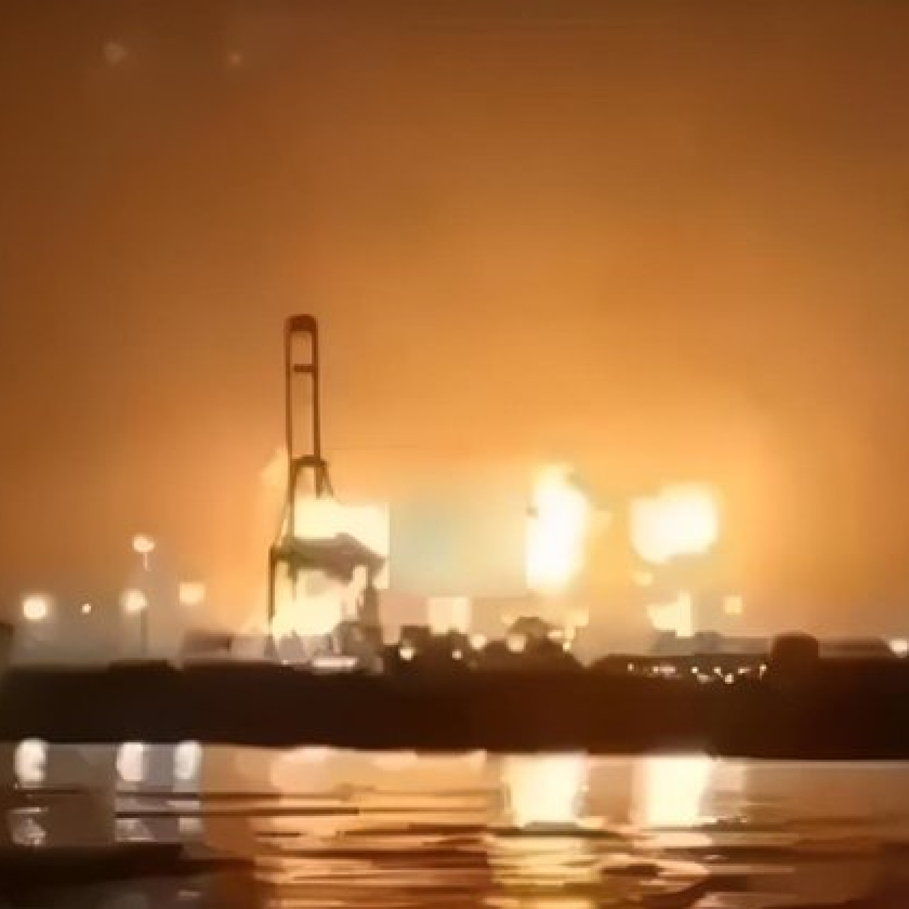 Basra Körfezi'nde petrol tankerinde yangın