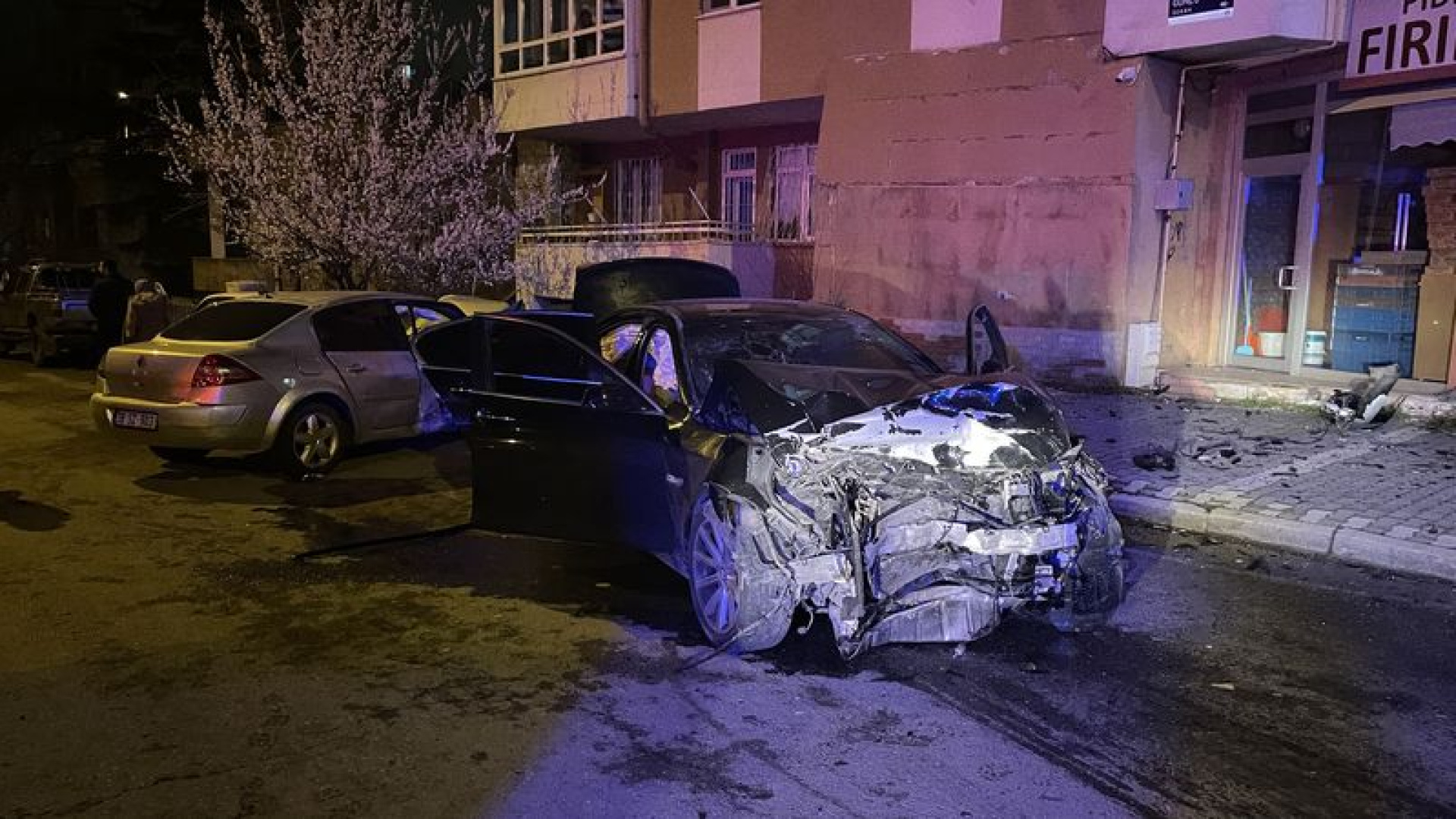 Kayseri'de İki Otomobil Çarpıştı: 1'i Ağır 5 Kişi Yaralandı