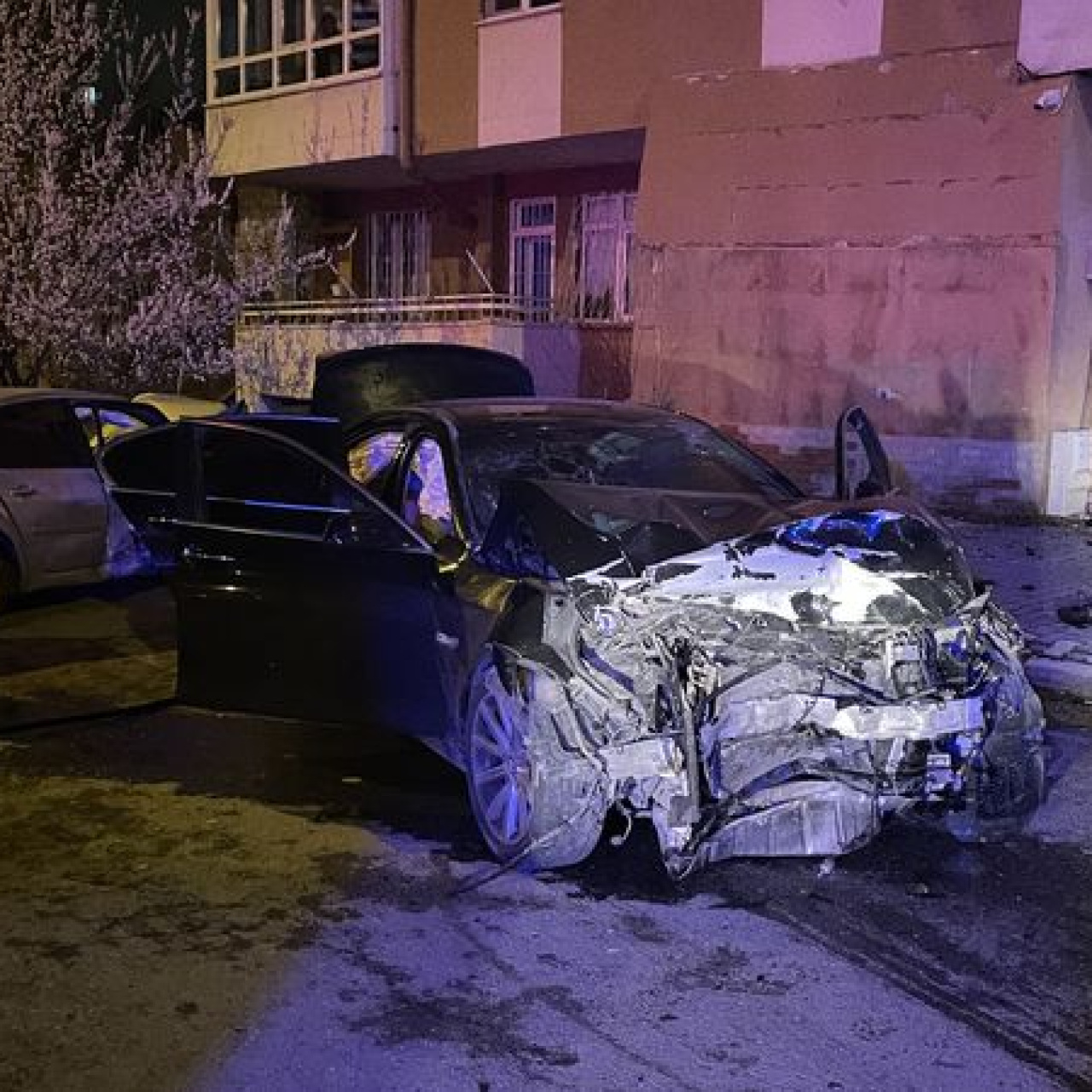 İki otomobil çarpıştı: 1'i ağır 5 yaralı