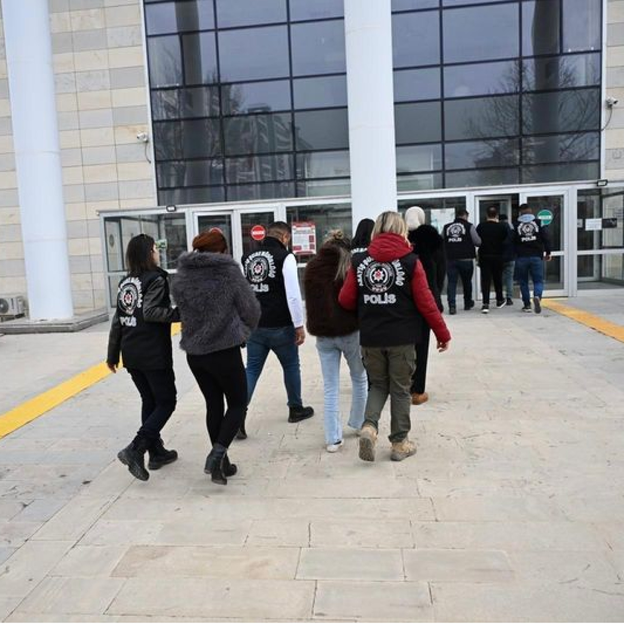 Fuhuş operasyonu: 14 gözaltı 