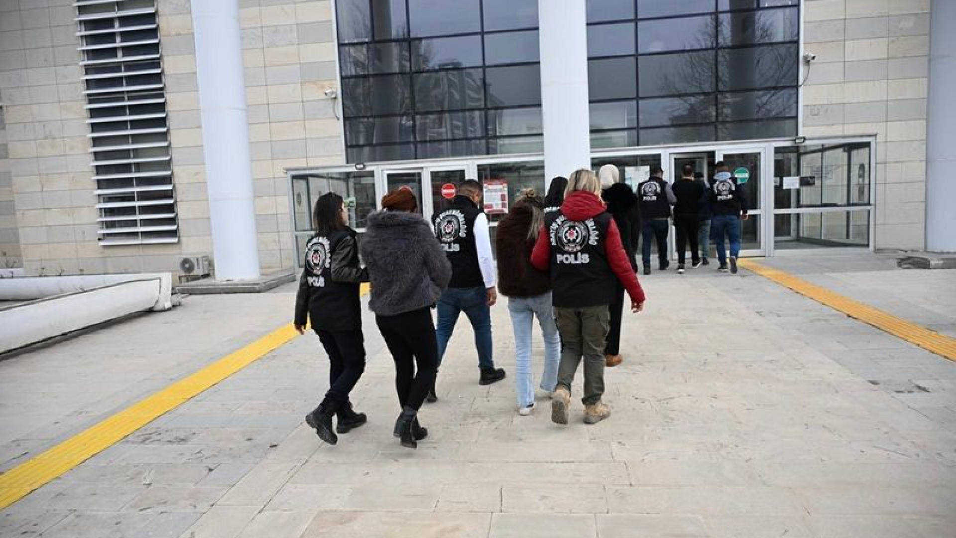 İstanbul'da Fuhuş Operasyonu: 7 Adrese Baskın, 14 Şüpheli Gözaltında