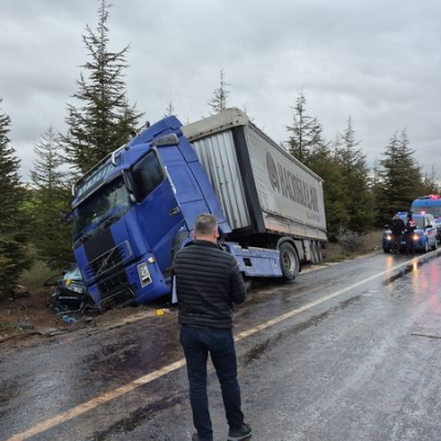 TIR otomobile çarptı: 1 ölü, 2 yaralı