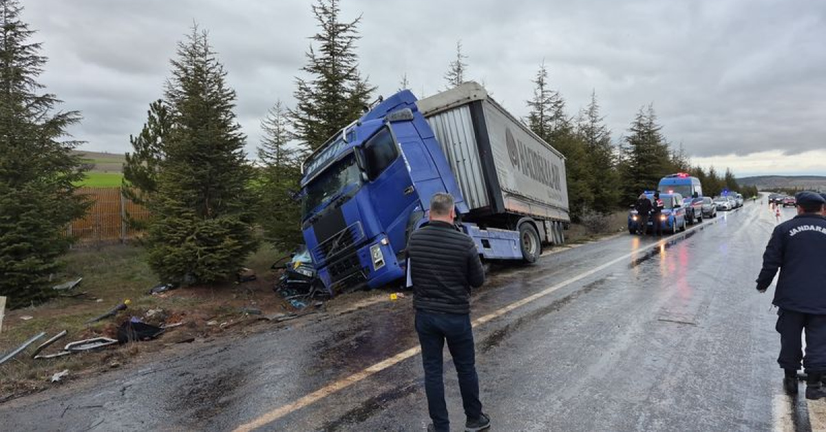 TIR otomobile sürükleyip ölü veyaralı kaza