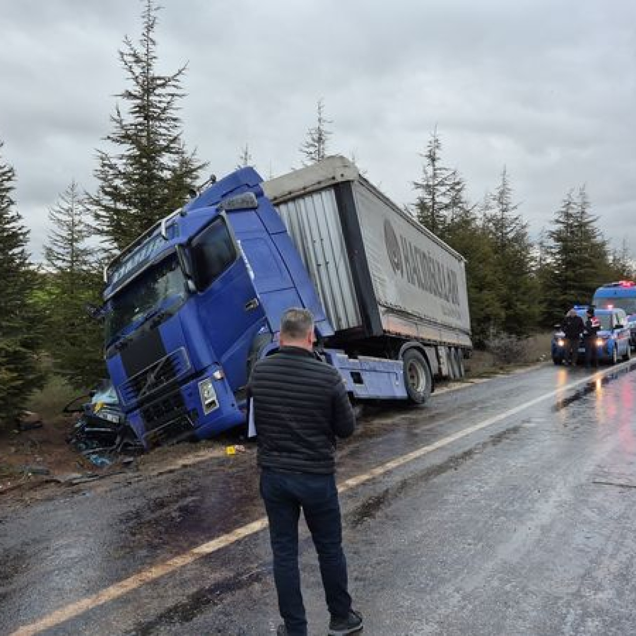 TIR otomobile çarptı: 1 ölü, 2 yaralı 