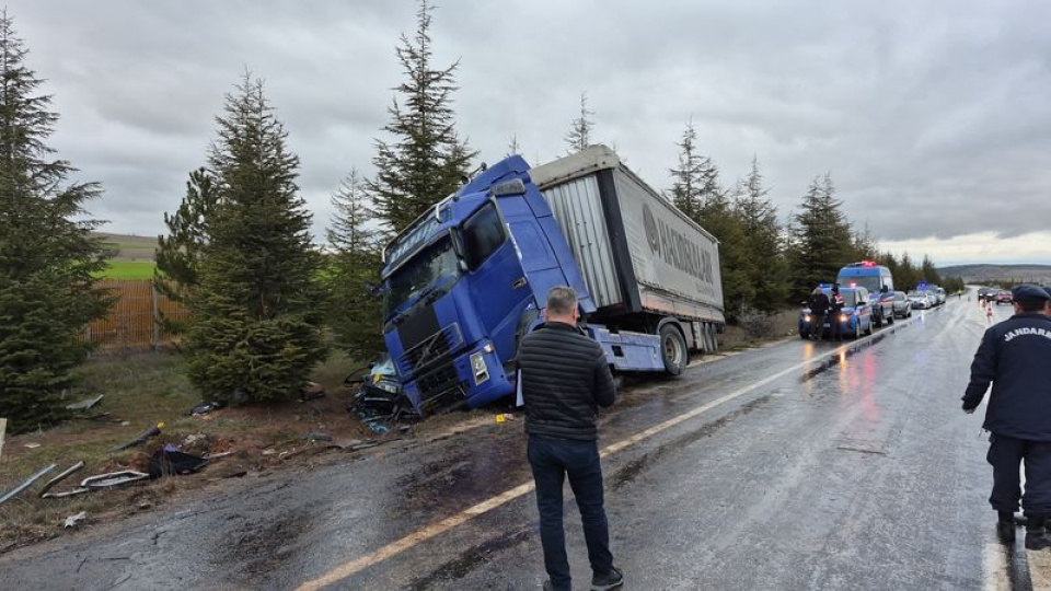 TIR otomobile çarptı: 1 ölü, 2 yaralı