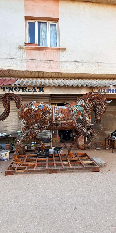 2.5 ton ağırlığında! Atıklardan tasarladı