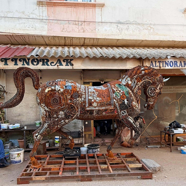 2.5 ton ağırlığında! Atıklardan tasarladı